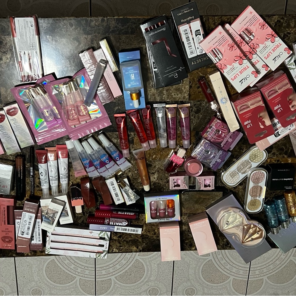 Lip liner and lip gloss